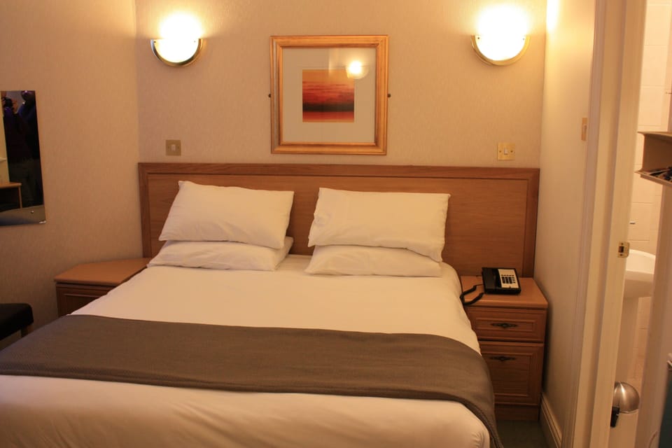 Double Room | In-room safe, desk, free WiFi, bed sheets