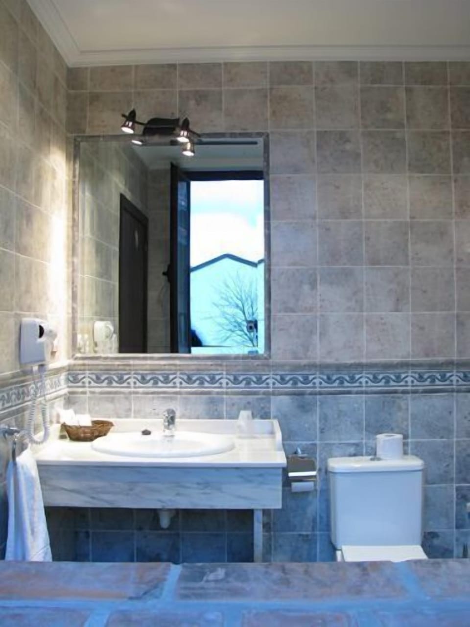 Basic Twin Room | Bathroom | Hair dryer, towels