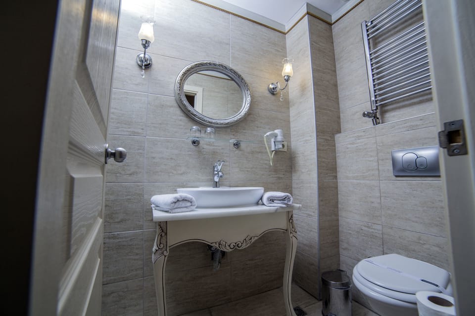 Combined shower/tub, rainfall showerhead, hair dryer, slippers