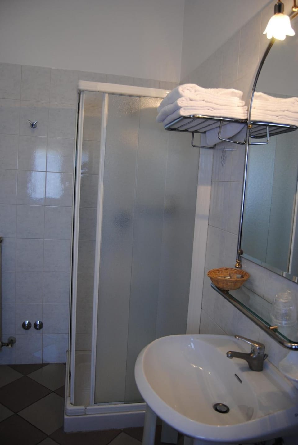 Shower, free toiletries, hair dryer, bidet