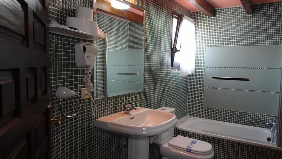 Basic Twin Room | Bathroom | Hair dryer, towels