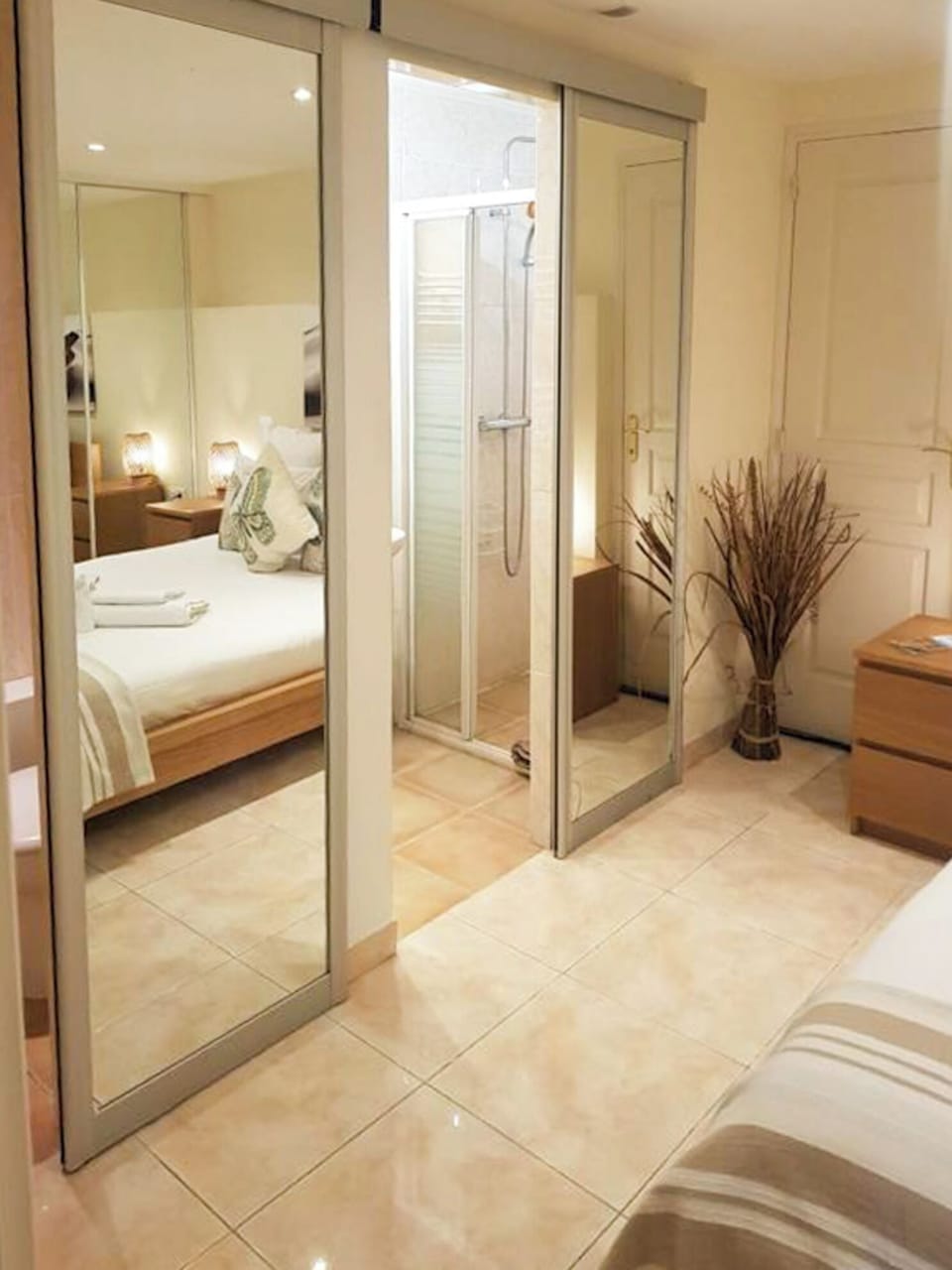 Superior Suite | Minibar, in-room safe, soundproofing, iron/ironing board