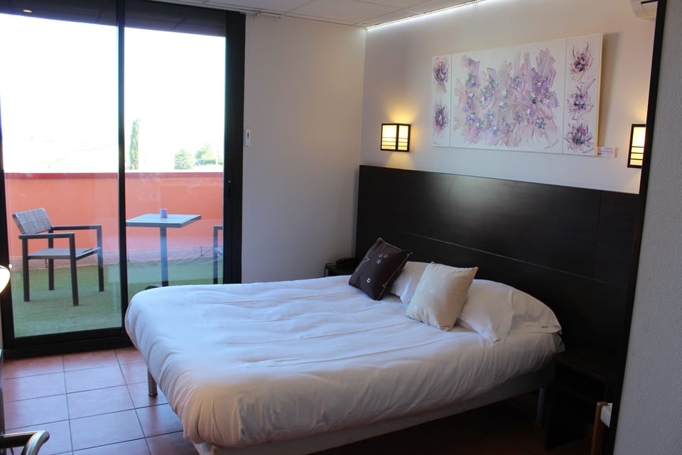 Comfort Double Room | Desk, blackout drapes, soundproofing, iron/ironing board (on request)