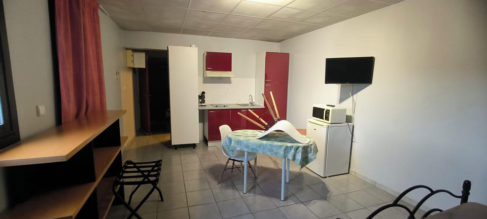 Studio Single Use | Desk, blackout drapes, soundproofing, iron/ironing board (on request)