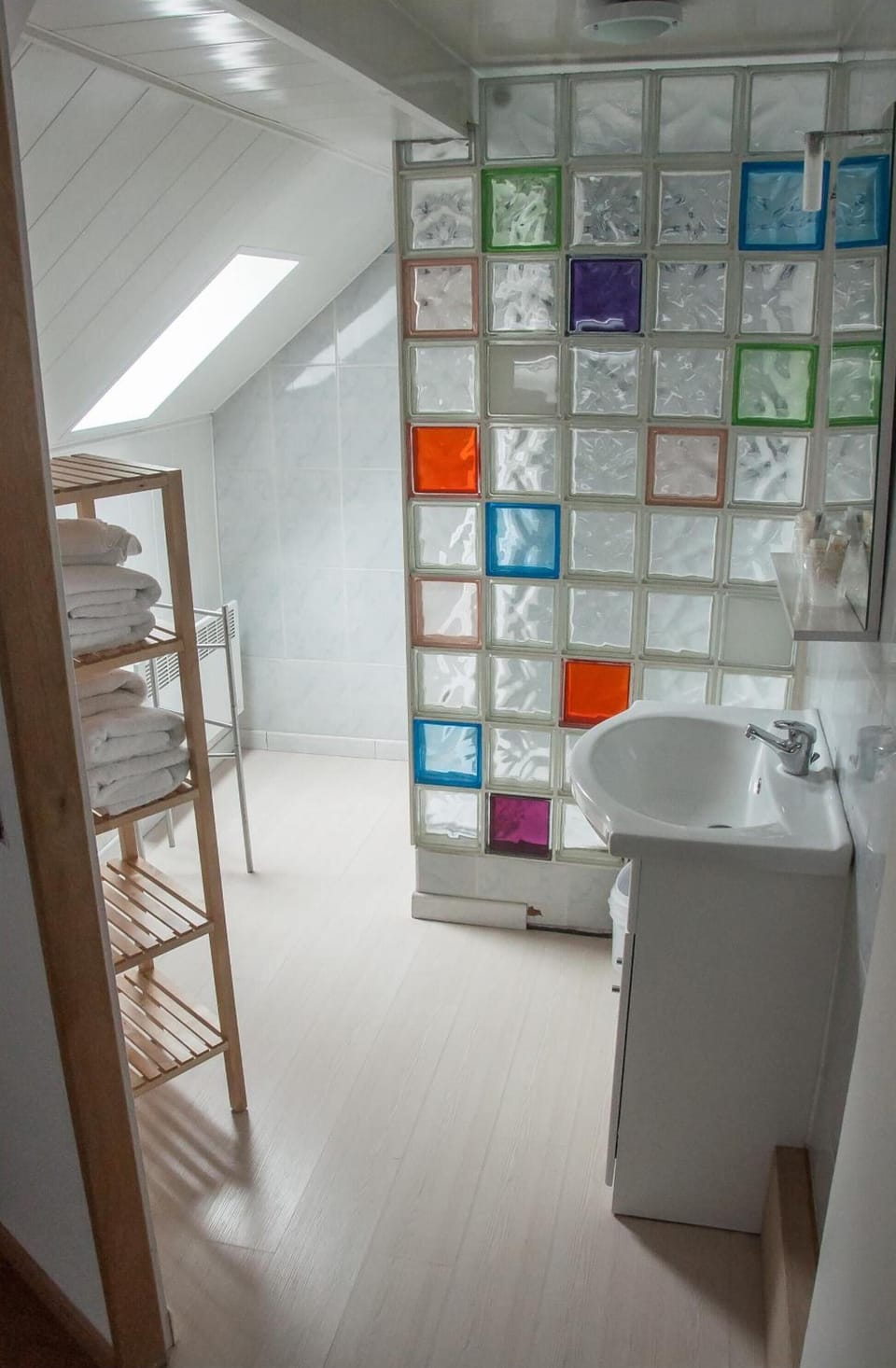 Shower, free toiletries, towels