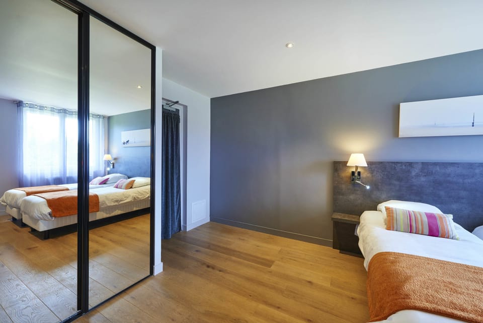 Cozy Quadruple Room | In-room safe, desk, soundproofing, free cribs/infant beds
