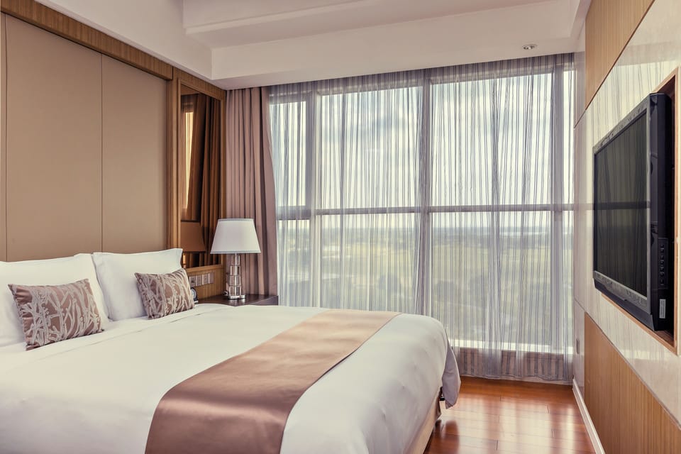 1 bedroom, hypo-allergenic bedding available, down comforters, minibar
