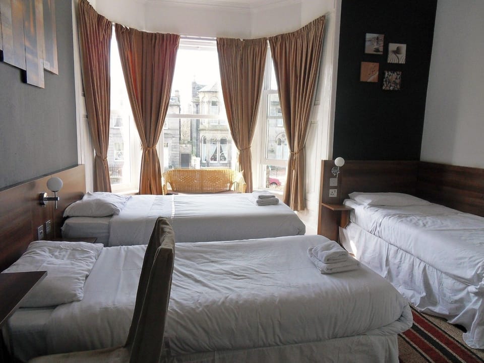 Comfort Triple Room with Ensuite | Pillowtop beds, desk, free WiFi, bed sheets