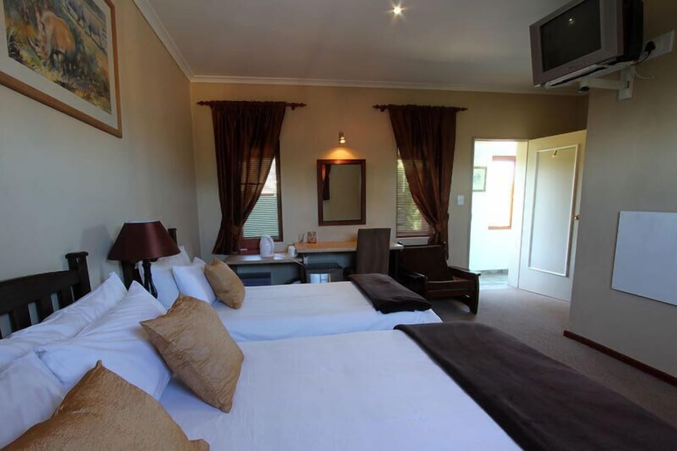 Double & single bed | Desk, laptop workspace, iron/ironing board, free WiFi