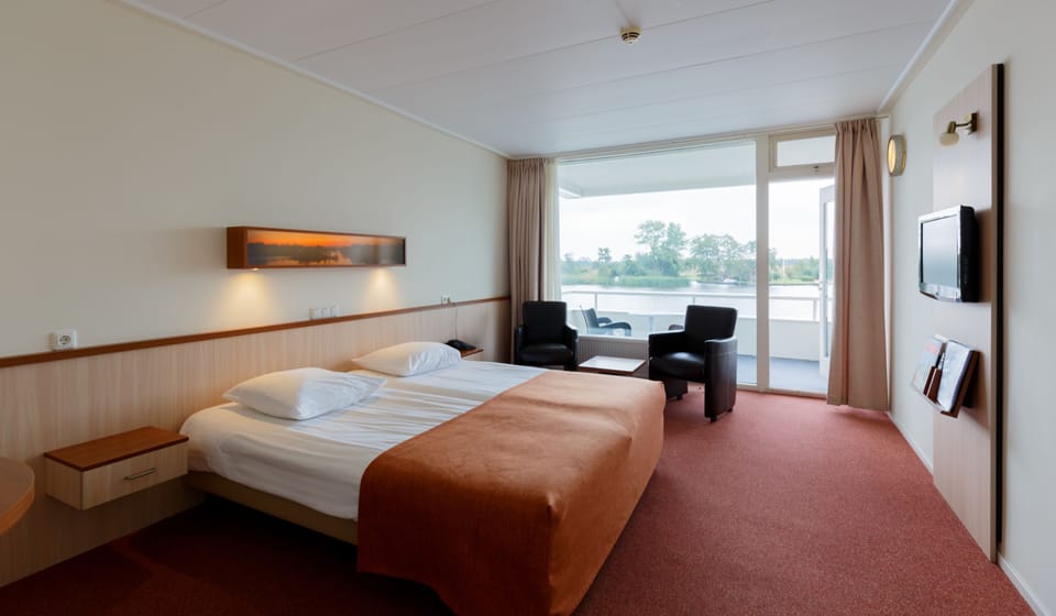 Classic Twin Room, Lake View | Desk, blackout drapes, free WiFi, bed sheets