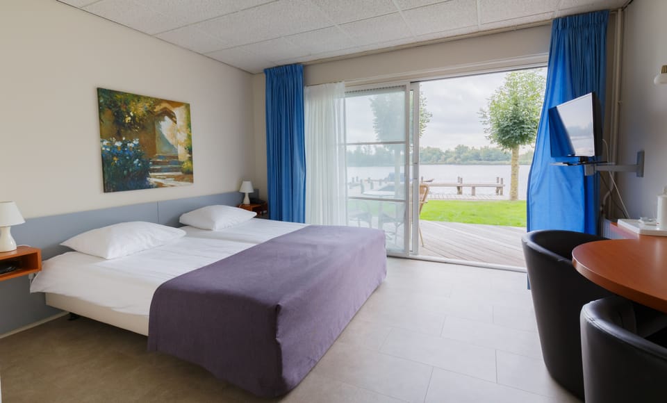 Classic Twin Room, Lake View | Desk, blackout drapes, free WiFi, bed sheets