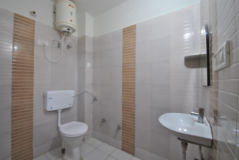Shower, free toiletries, towels