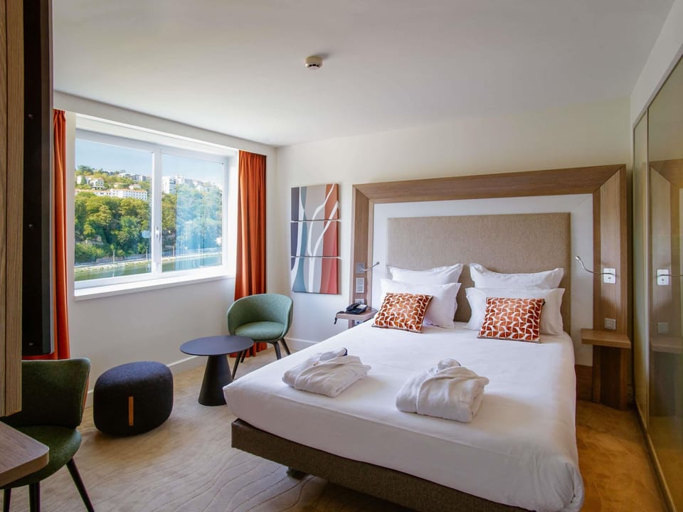 Executive Room, 1 Double Bed, River View | 1 bedroom, premium bedding, minibar, in-room safe