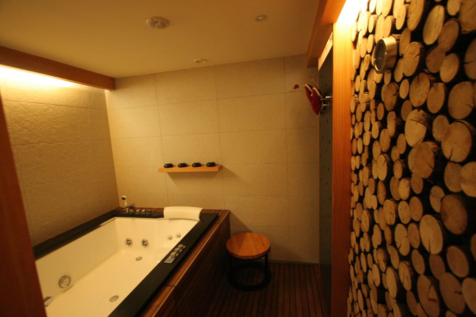 Indoor spa tub