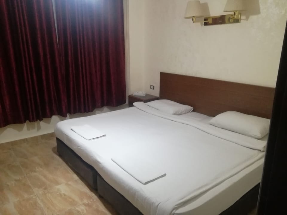 Basic Double or Twin Room | In-room safe, soundproofing, WiFi (free)