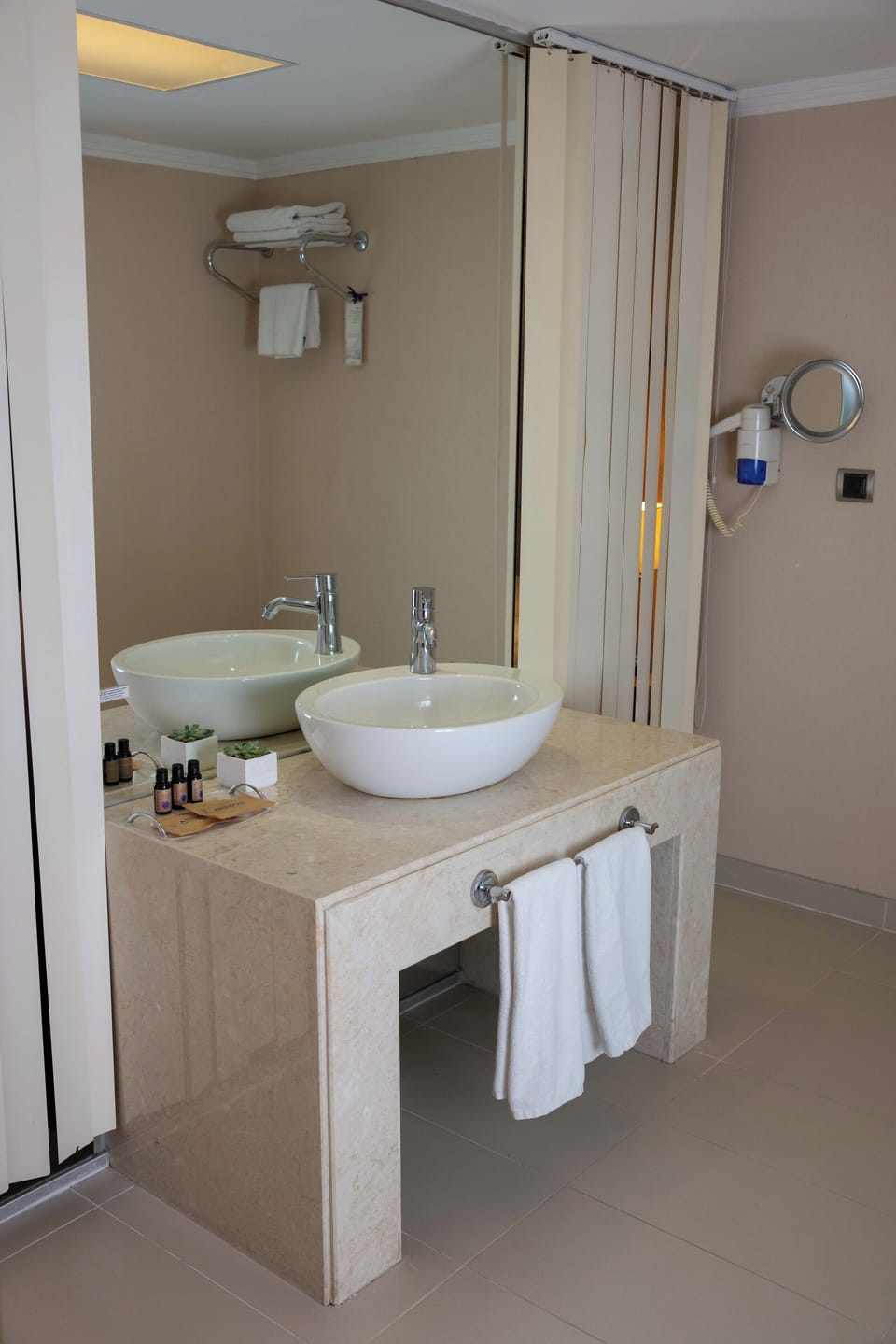 Deluxe Double Room, 1 Bedroom, Mountain View | Bathroom | Shower, rainfall showerhead, hair dryer, slippers