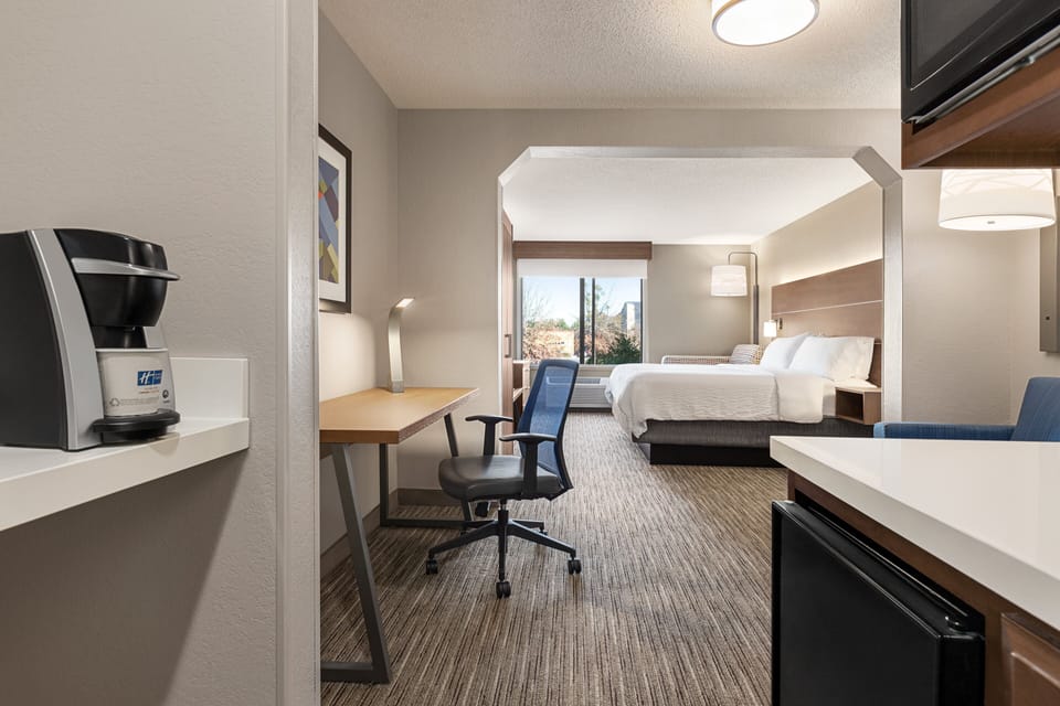 Premium bedding, in-room safe, individually decorated