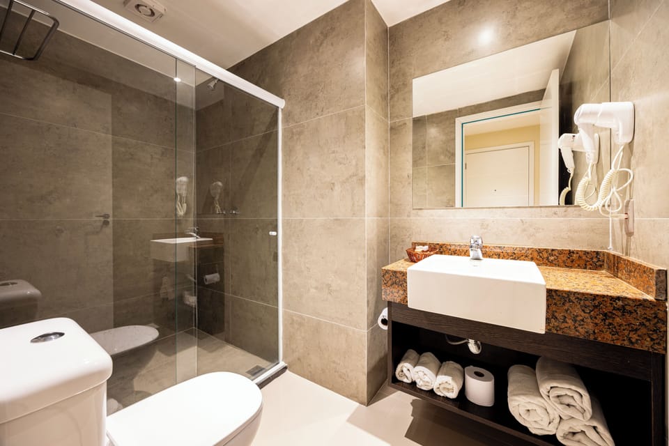 Apartamento | Bathroom | Shower, free toiletries, hair dryer, towels