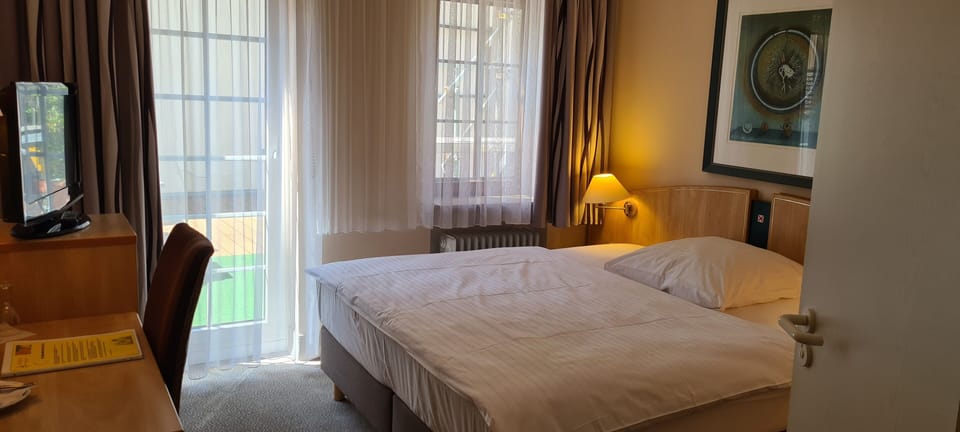 Standard Double Room | Hypo-allergenic bedding, in-room safe, desk, laptop workspace