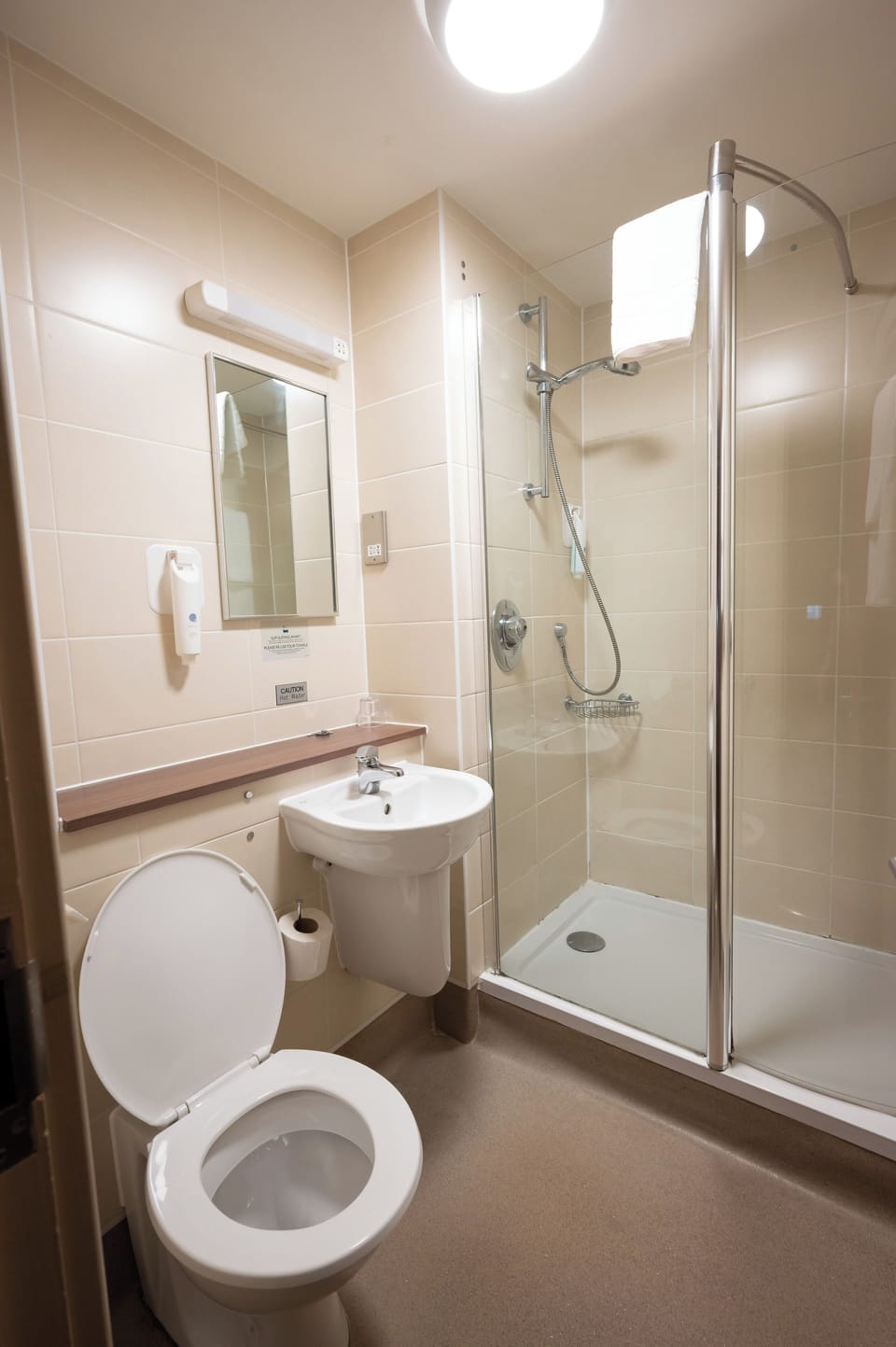 Mini Double | Bathroom | Shower, hair dryer, towels