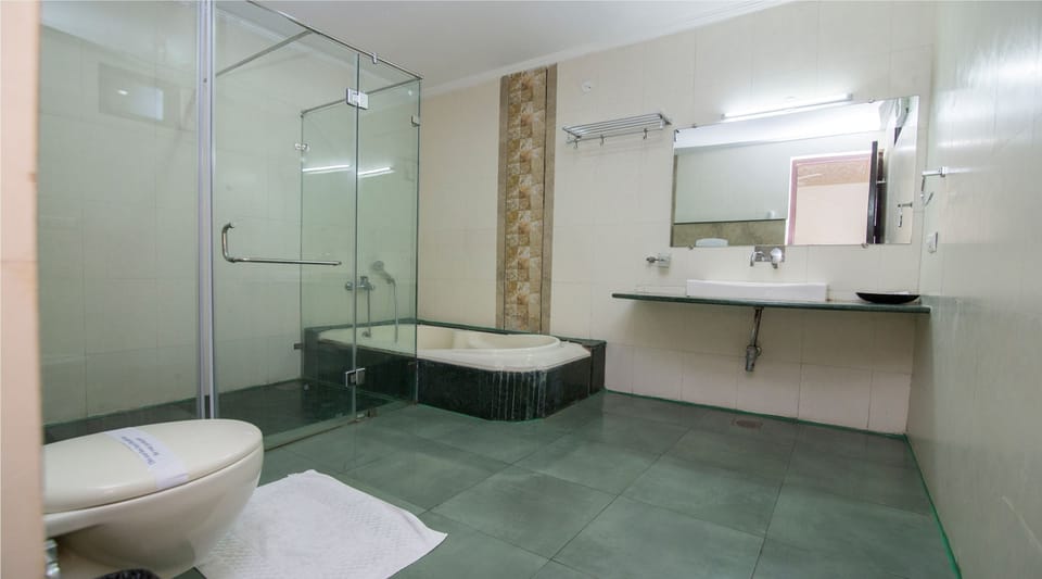 Suite, 1 King Bed | Bathroom | Free toiletries, towels