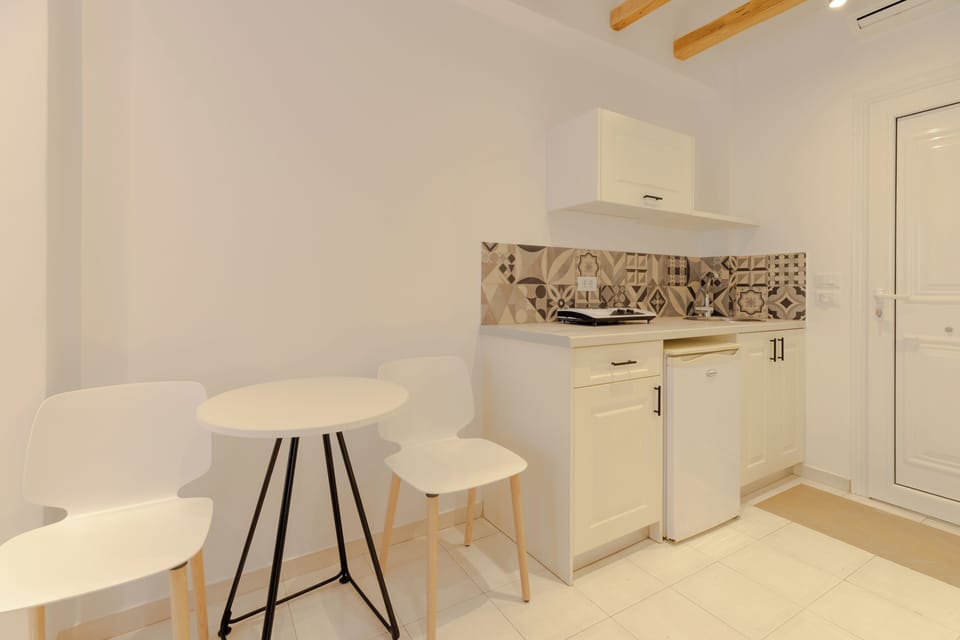 Studio | Private kitchenette | Fridge, coffee/tea maker, electric kettle