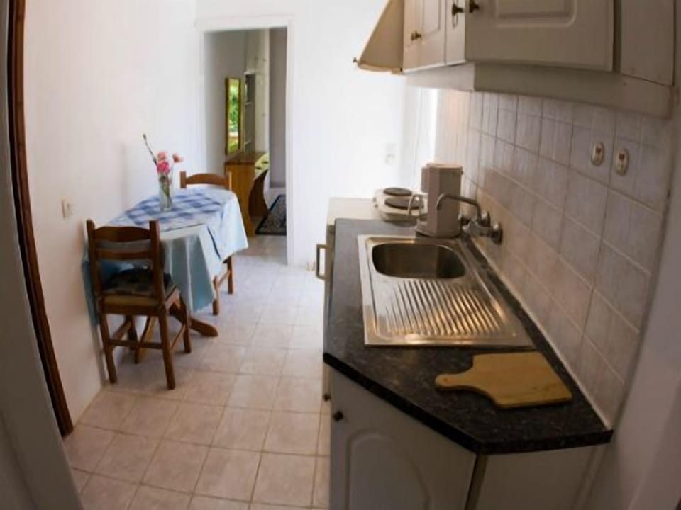 Fridge, stovetop, coffee/tea maker, electric kettle