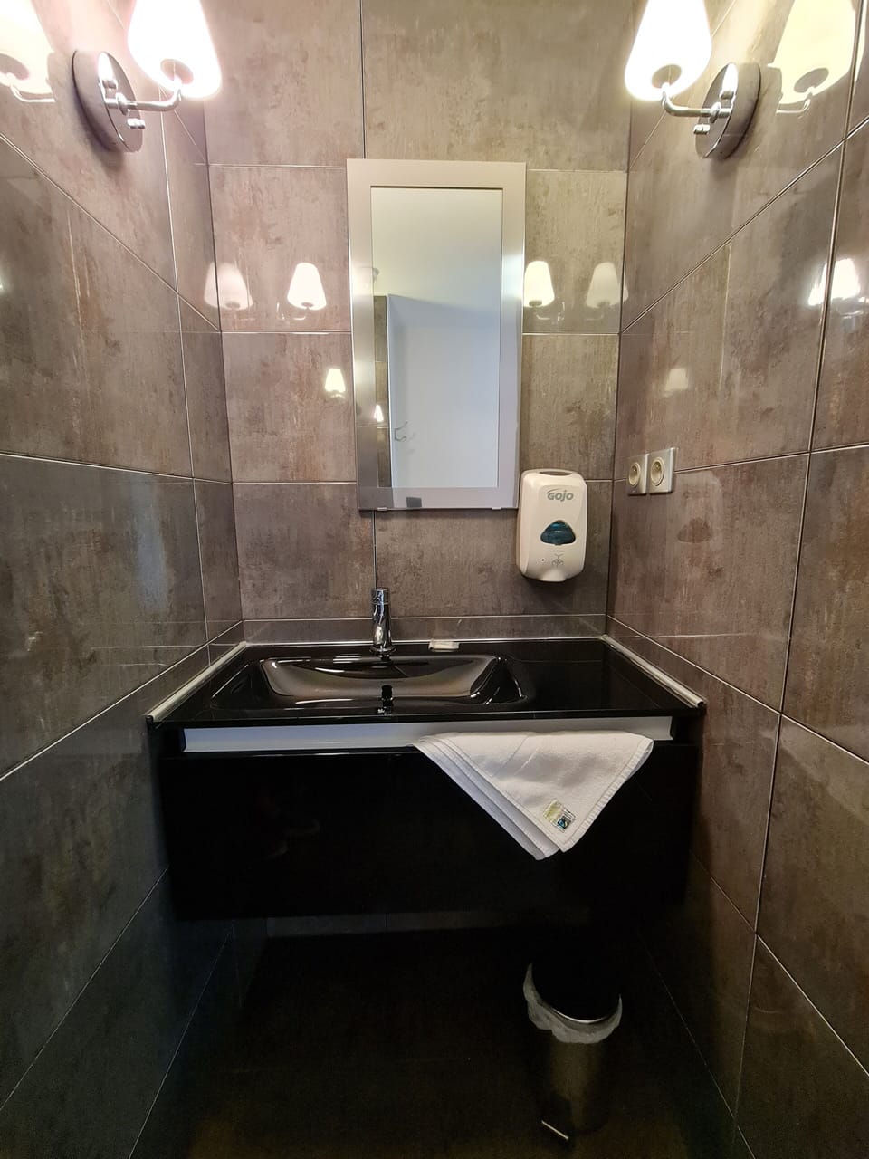 Shower, rainfall showerhead, free toiletries, hair dryer