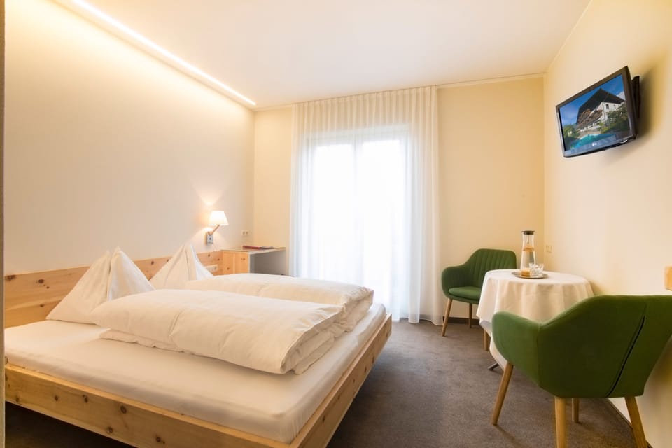 Classic Double Room, 1 Queen Bed, Non Smoking | Premium bedding, pillowtop beds, in-room safe, desk