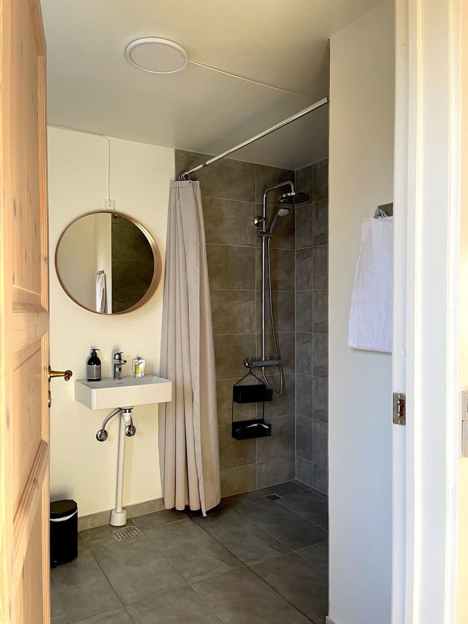 Double Room | Bathroom | Shower, towels