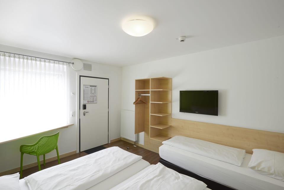 Basic Triple Room | Desk, soundproofing, free WiFi, bed sheets