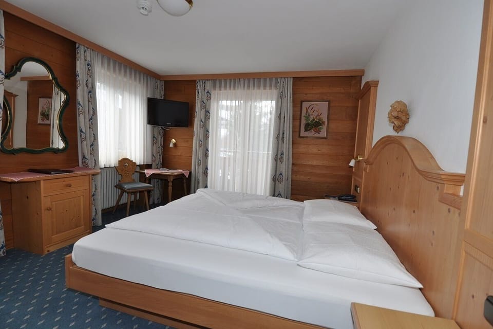 Standard Double Room, Non Smoking, Mountain View | Premium bedding, in-room safe, desk, blackout drapes