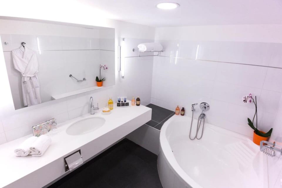 Bathtub, deep soaking tub, free toiletries, hair dryer