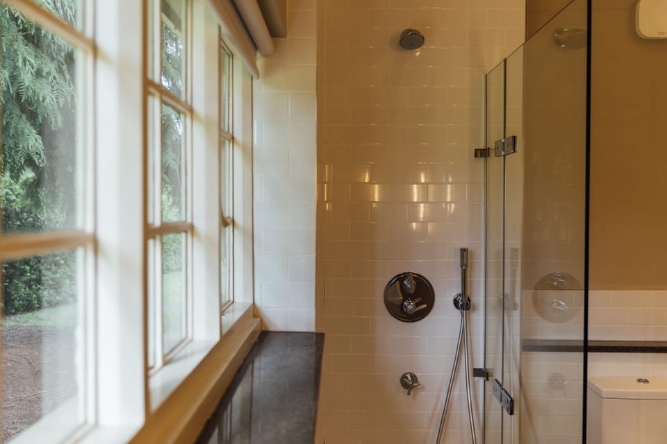 Luxury Studio | Bathroom | Combined shower/tub, designer toiletries, hair dryer, towels