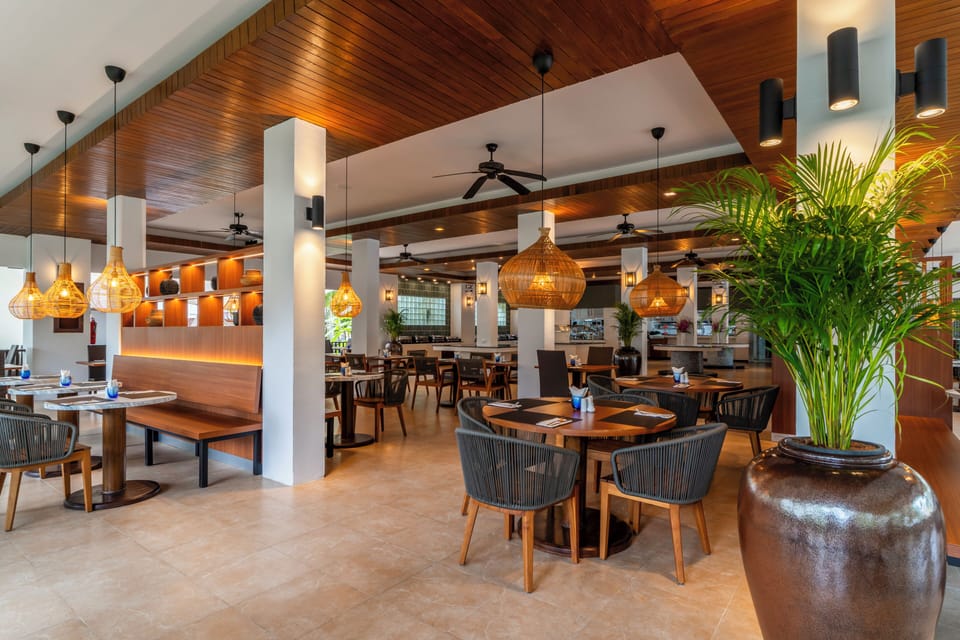 2 restaurants; breakfast, lunch, and dinner served