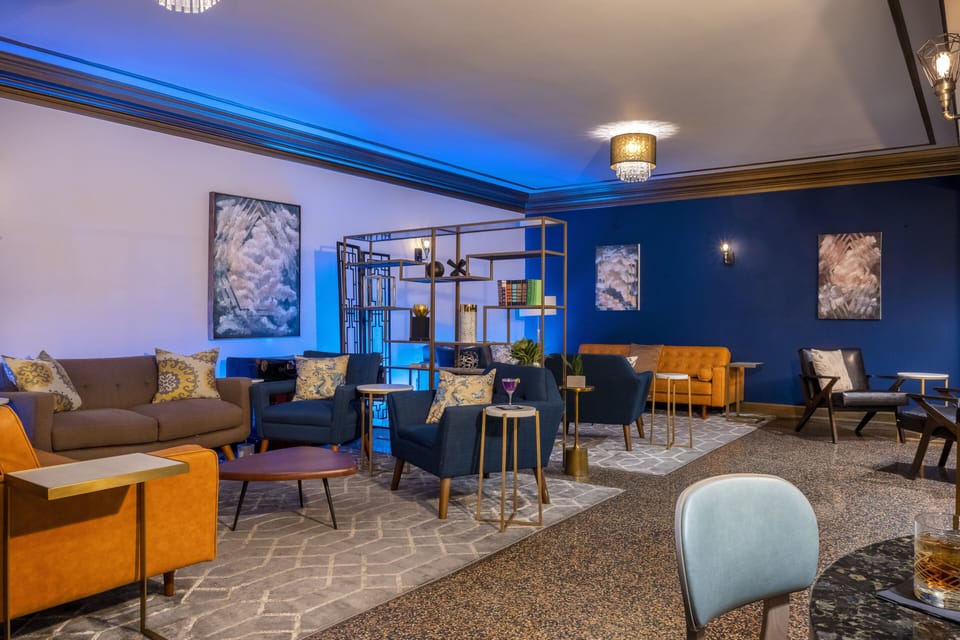 3 bars/lounges, cocktail bar