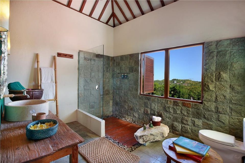 Penthouse - for Cool Adults Only | Bathroom | Shower, hair dryer, bidet, towels
