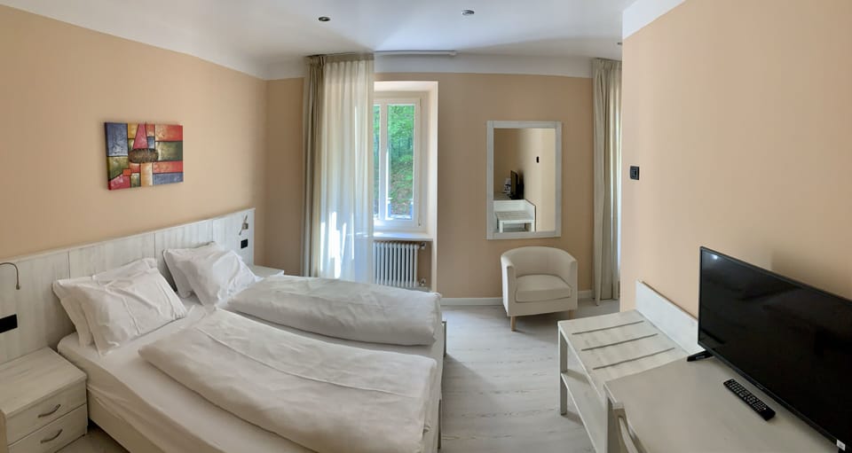 Junior Double Room | Down comforters, in-room safe, desk, soundproofing