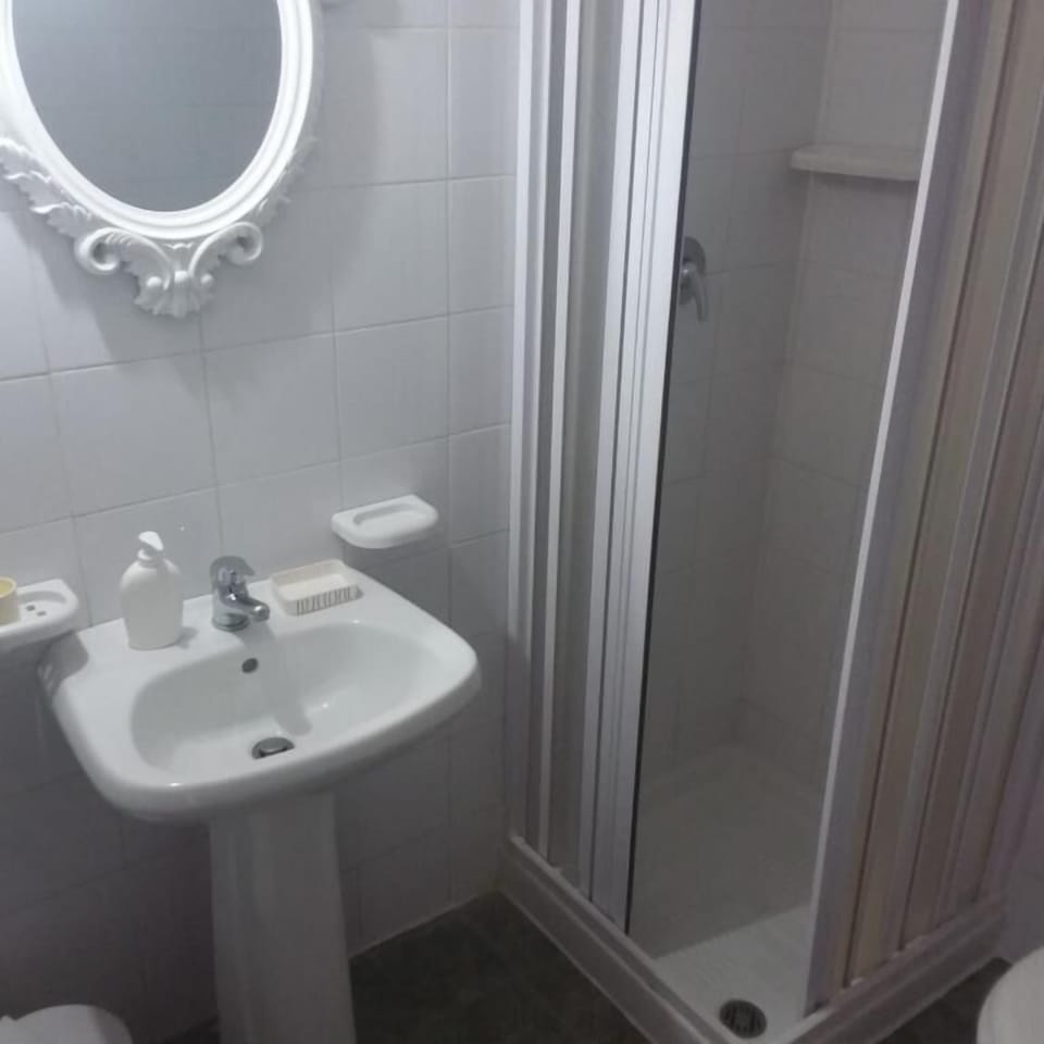 Shower, rainfall showerhead, free toiletries, hair dryer