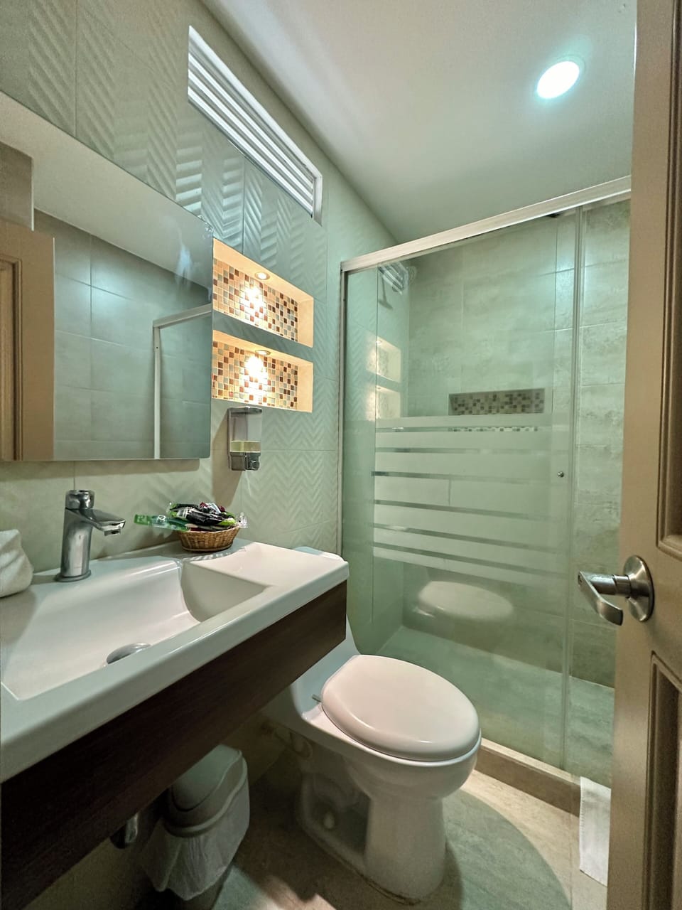 Standard Single Room | Bathroom | Shower, free toiletries, hair dryer, towels