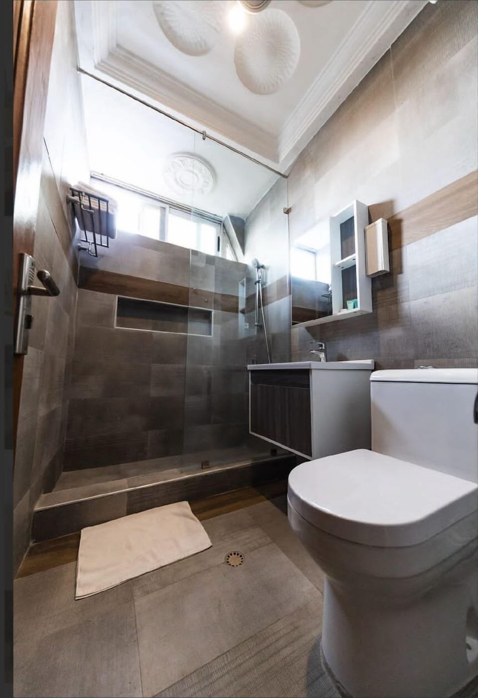 Executive Room | Bathroom | Bathtub, free toiletries, hair dryer, slippers