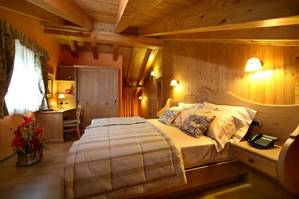 Premium bedding, down comforters, minibar, in-room safe