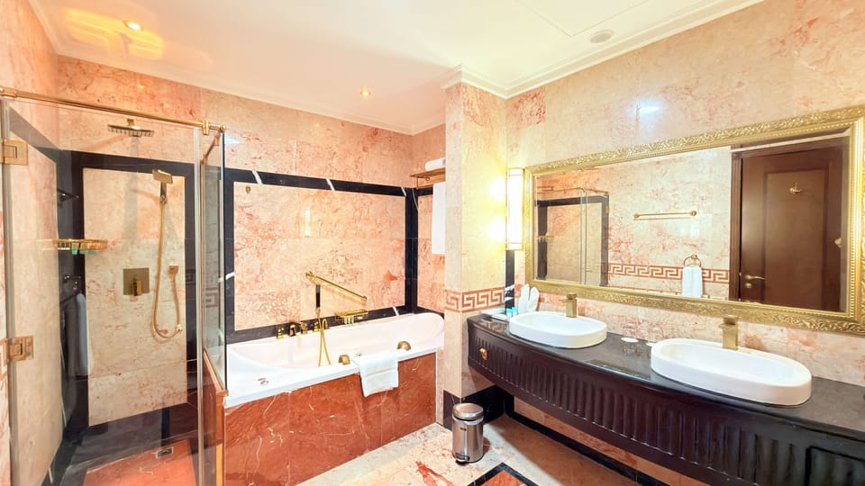 Grand Suite | Bathroom | Shower, free toiletries, hair dryer, bathrobes