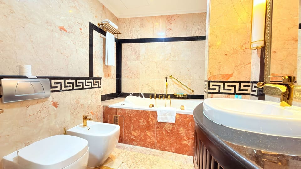 Presidential Suite | Bathroom | Shower, free toiletries, hair dryer, bathrobes