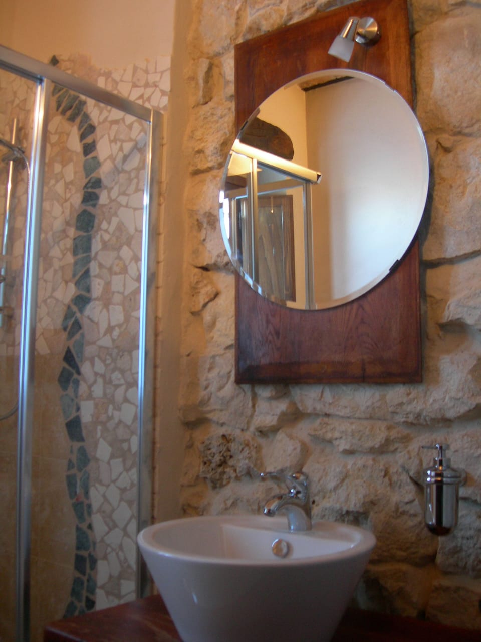 Shower, free toiletries, hair dryer, bidet