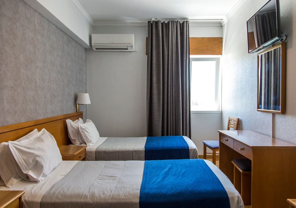 Twin Room | Desk, free cribs/infant beds, free WiFi, bed sheets