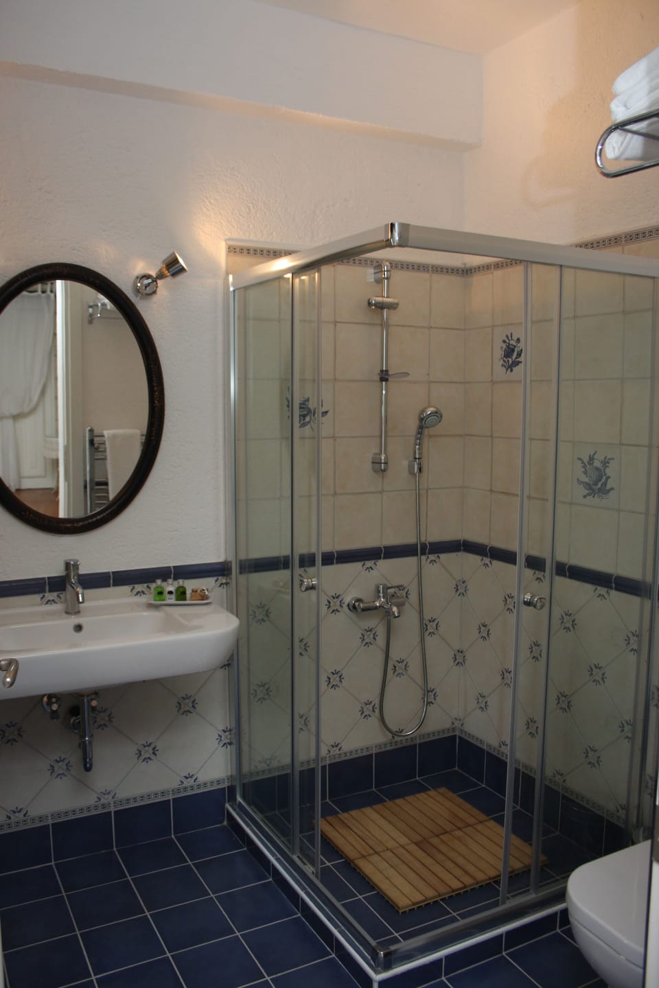 Deluxe Double or Twin Room | Bathroom | Shower, free toiletries, hair dryer, slippers