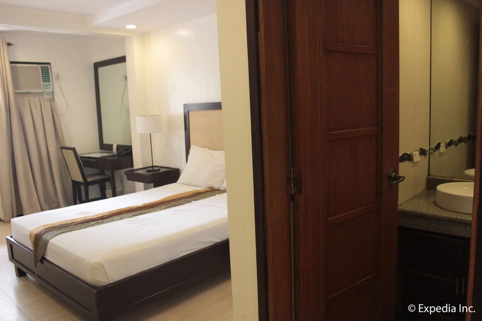 Deluxe Double Room, 1 Queen Bed | Minibar, in-room safe, desk, blackout drapes