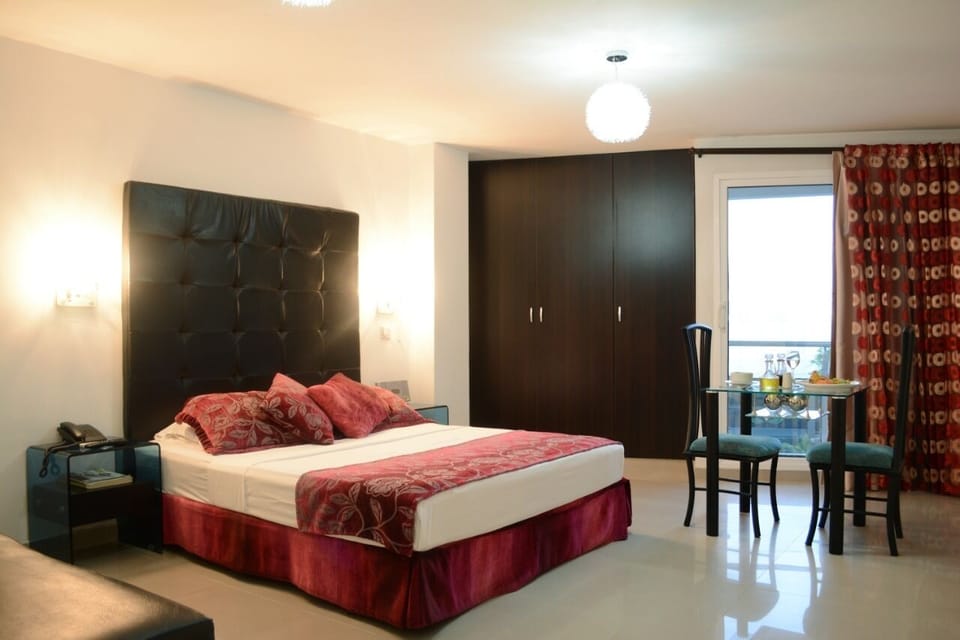 Junior Suite | In-room safe, soundproofing, iron/ironing board, WiFi (free)