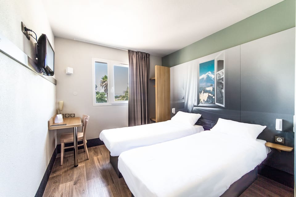 Twin Room, Non Smoking | Desk, blackout drapes, soundproofing, free WiFi